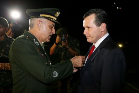 Governador Silval Barbosa e secretário-chefe da Casa Civil são homenageados no Dia do Exército