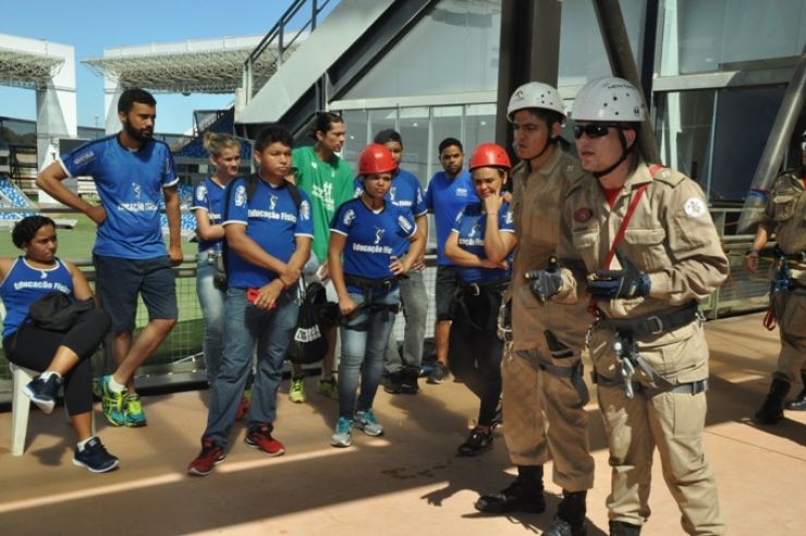 Bombeiros capacitam acadêmicos de educação física na Arena Pantanal