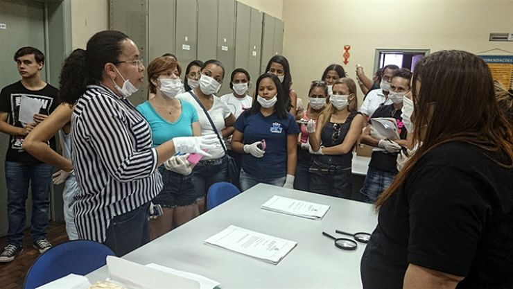 Arquivo Público proporciona visita guiada para grupo de estudantes