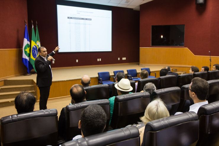 Crescimento de salários superior à receita contribuiu para descompasso das contas públicas