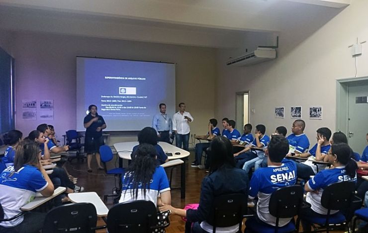Arquivo Público recebe visita de estudantes com deficiência auditiva