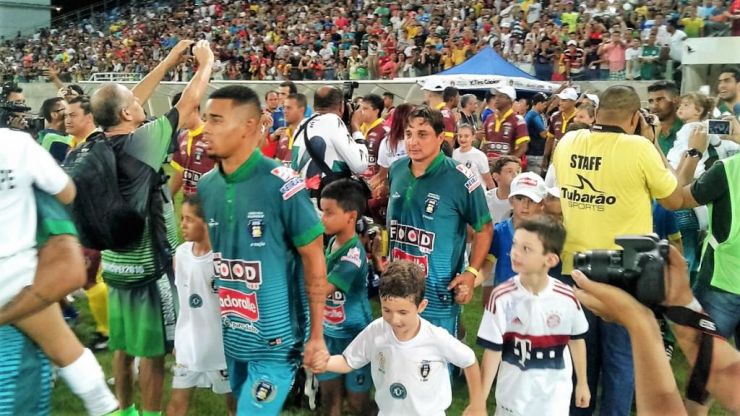 Futebol solidário na Arena Pantanal arrecada toneladas de alimentos