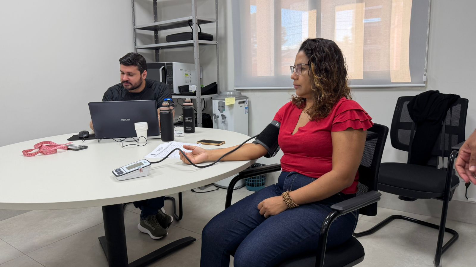 âÂÂÂÂ O Protocolo Saúde e Bem-Estar, desenvolvido pela Secretaria de Estado de Planejamento e Gestão (Seplag-MT), alcançou um marco histórico no ano de 2025, com mais de 10 mil aferições de bioimpedância realizadas entre janeiro e outubro. O número é dez vezes maior do que o registrado em 2019, demonstrando o sucesso do resultado e fortalecimento das ações voltadas a saúde e ao bem-estar dos servidores públicos estaduais.  Conforme o secretário da Seplag-MT, Basílio Bezerra, o crescimento é reflexo do investimento contínuo em políticas de valorização do servidor. “O cuidado com o bem-estar do servidor é um compromisso da nossa gestão, que prioriza oferecer e promover a mudança, incentivando sempre o cuidado com a saúde. Esse trabalho em conjunto garante o bem-estar e melhora a qualidade de vida de todos”, afirmou.  Somente em 2025, o Ação Vida Saudável, desenvolvido pela Seplag, atingiu 10.642 aferições de bioimpedância até outubro, superando as 7.500 realizadas em todo o ano passado. O programa já alcança servidores de mais de 28 órgãos e secretarias estaduais, entre eles Secretaria de Estado de Planejamento e Gestão (Seplag), Secretaria de Estado de Meio Ambiente (Sema), Secretaria de Estado de Educação (Seduc), Secretaria de Estado de Justiça e Direitos Humanos (Sejus), Secretaria de Estado de Segurança Pública (Sesp) e Casa Civil.      Foto: Ana Beatriz - Seplag  A secretária adjunta de Gestão de Pessoas da Seplag, Lidiane Leite, destaca que a bioimpedância é um ponto de partida essencial para compreender o estado de saúde dos servidores e planejar ações de prevenção.  “A bioimpedância é uma ferramenta de diagnóstico que nos permite olhar além do peso. Ela revela índices de massa magra, gordura corporal, hidratação e metabolismo. Com esses dados, conseguimos planejar ações mais assertivas e personalizadas, promovendo qualidade de vida, produtividade e bem-estar”, explicou.  As aferições de bioimpedância são fundamentais para o rastreamento precoce de fatores de risco, como sobrepeso, obesidade e risco metabólico elevado, condições associadas a doenças crônicas não transmissíveis, como hipertensão, diabete e doenças cardiovasculares.  Com base nos resultados, a Seplag realiza uma análise técnica contínua, identificando mensalmente os casos que necessitam de acompanhamento. Servidores diagnosticados com sobrepeso ou obesidade (graus 1, 2 e 3) são convidados a participar do Protocolo Saúde & Bem-Estar, um programa de acompanhamento multiprofissional de 90 dias.  Durante esse período, o participante é acompanhado por nutricionista on-line, recebe plano de treino personalizado elaborado por educadores físicos e, quando necessário, é encaminhado para endocrinologista, nutricionista e outros profissionais de saúde.  “Alcançar mais de 10 mil aferições ainda em outubro é um marco para nós e demonstra o resultado dos investimentos contínuos na área nos últimos anos. Esse número mostra o quanto avançamos em alcance e engajamento. Já estamos testando um modelo voltado ao público do interior para levar saúde e bem-estar a todos os servidores do Estado”, ressaltou Flávio Jabra, coordenador de Gestão da Saúde e Segurança no Trabalho.  Entre os participantes do projeto está Ariany Santos de Alencar Pinheiro, servidora da Seplag, que relata que o programa trouxe mudanças significativas na rotina e na saúde. Com acompanhamento nutricional e físico, ela conseguiu adotar hábitos mais saudáveis, reduzir o peso e melhorar a qualidade de vida. “O projeto fez toda a diferença, tanto na saúde quanto na autoestima. A proposta é completa e acessível a todos os servidores”, destacou.  Está em processo de aquisição um aplicativo que será disponibilizado aos servidores que irá auxiliar no acompanhamento e realização de treinos personalizados.  âÂÂÂÂ