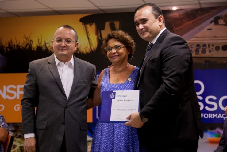 Servidores com 25 anos de atividade recebem condecoração